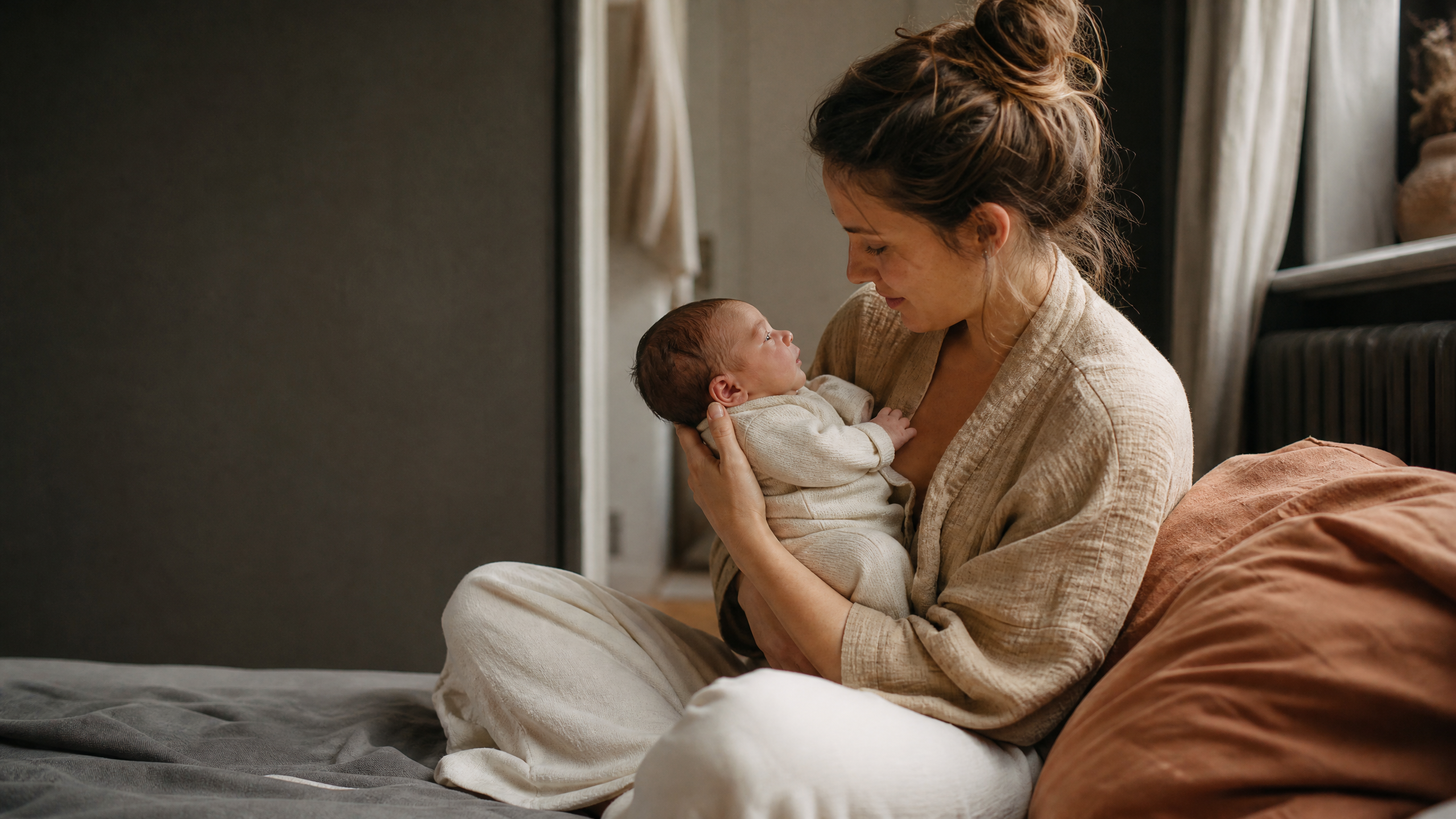 Mutter und ihr Baby in einem ruhigen, natürlichen Moment zu Hause
