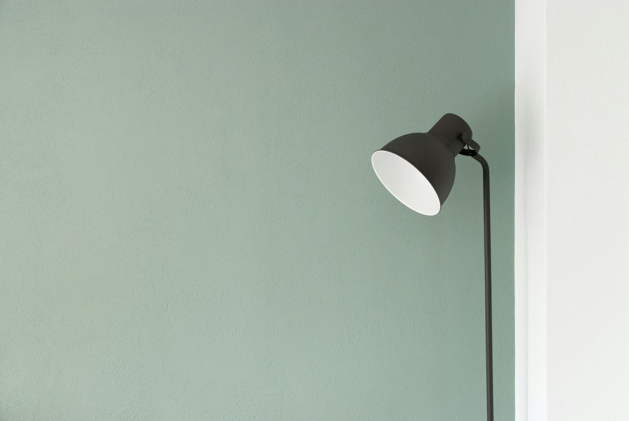 Ruhiger Raum mit Sessel und weichem Tageslicht