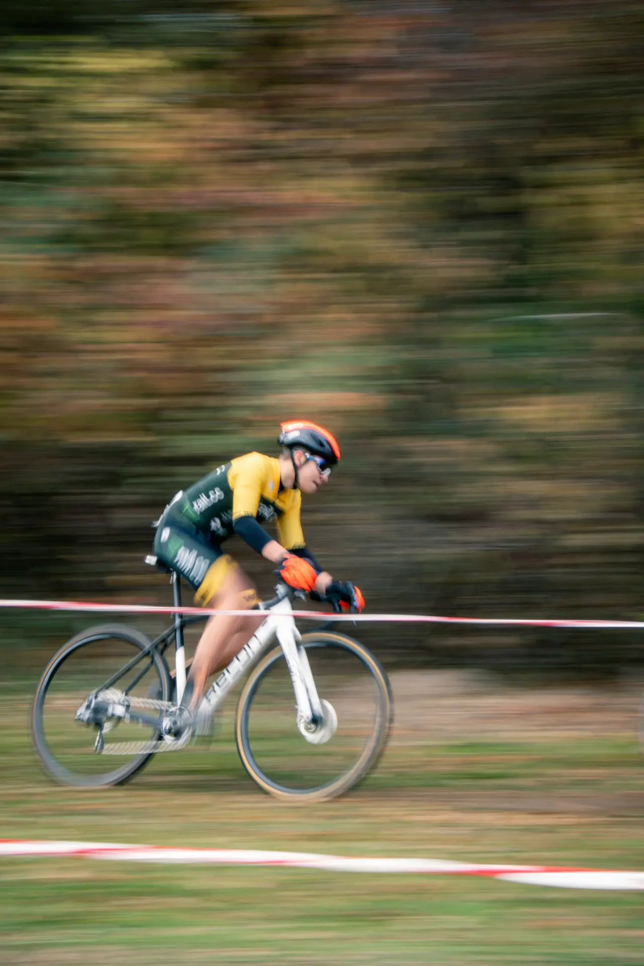 Radsportler in dynamischer Ausdauerbewegung
