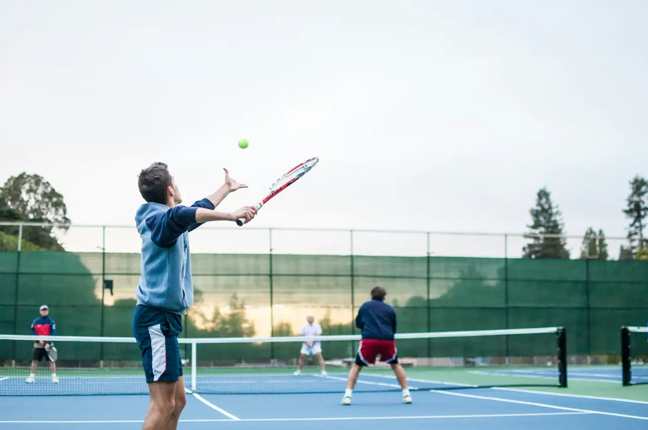 Tennisspieler in konzentrierter Bewegung auf dem Platz